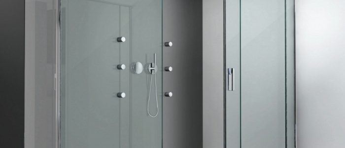 Una doccia con ante scorrevoli è una comoda soluzione per ambienti di piccole dimensioni.