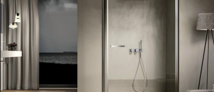 una doccia con piatto a filo pavimento è una soluzione elegante per ogni tipo di bagno.