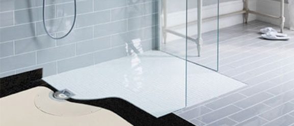 Un piatto doccia a filo pavimento si adatta perfettamente a qualsiasi tipo di esigenza.