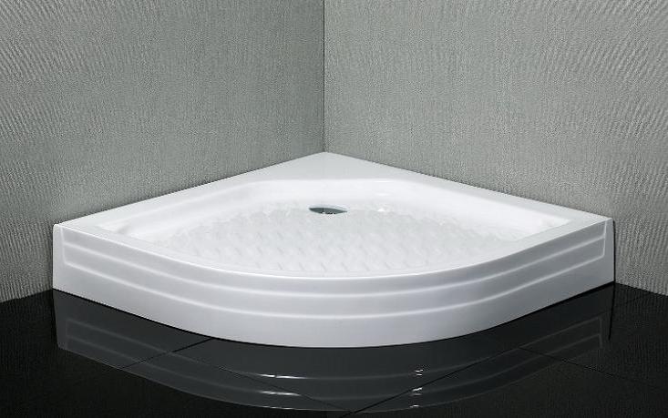 Un piatto doccia angolare con bordo semicircolare è un'ottima soluzione per sfruttare spazi morti di un qualsiasi bagno.