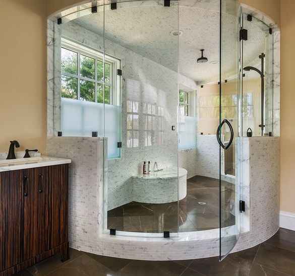 Le porte doccia in cristallo sono molto belle e possono donare effetti particolari al tuo bagno.